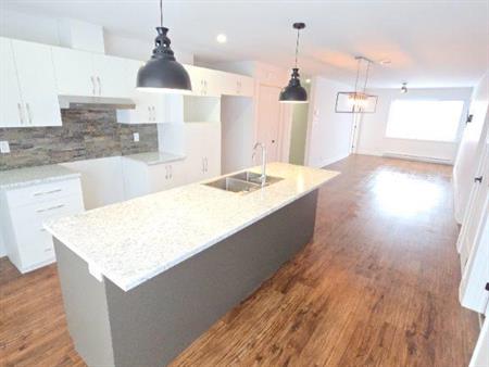 Grand condo 5 1/2 a louer