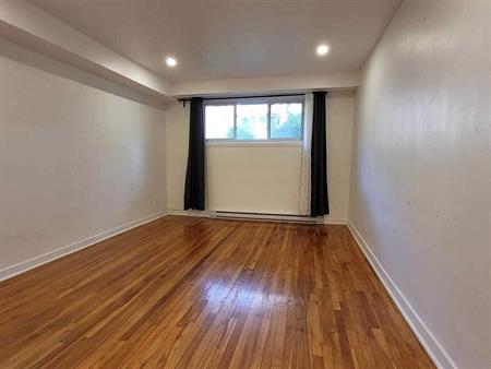 GRAND 3 1/2 - 3485 ELLENDALE - RECEMMENT RENOVE