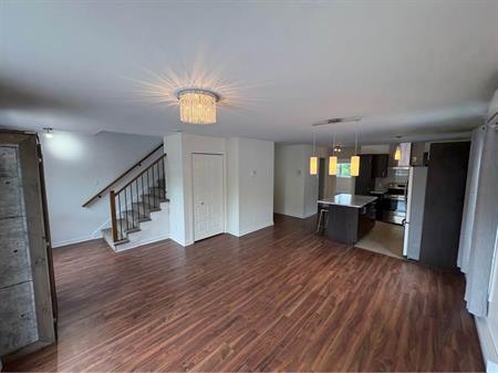 Condo à louer - 4 1/2 avec terrasse privé sur le toit
