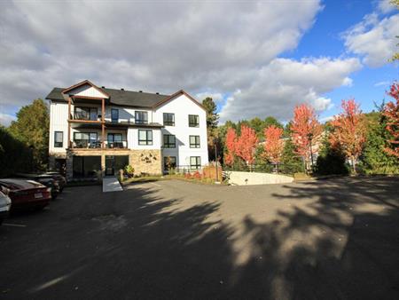 Condo moderne à louer | Gym, ascenseur et stationnement intérieur