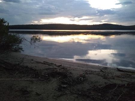 Bord de l'eau du lac Bouchette, chalet à louer 31 jours et +, 2 acres, terrain plat, petite plage, couchers de soleil