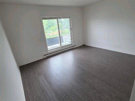 very nice and big 4.5 apartment for rent in Laval