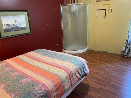 Chambre avec toilette et douche privée