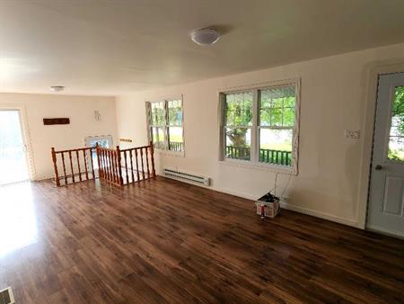 Grande maison complète à louer – 4 chambres, 2 salles de bain, terrain privé Salaberry-de-Valleyfield