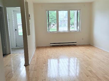 4 chambres à coucher maison à louer à Brossard-house for rent 1e juillet