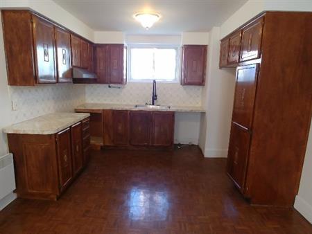 Beau et grand 5 1/2 dans rivière des prairies, 1400$.