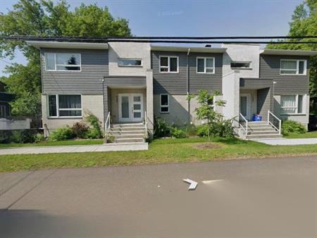 Logement grand 51/2 2800'c