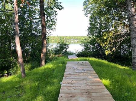 Petit Lac Lambton, Estrie. Terrain aménagé de 16 943 pi.ca. directement au bord de l’eau. Beau rivage, baignable et navigable
