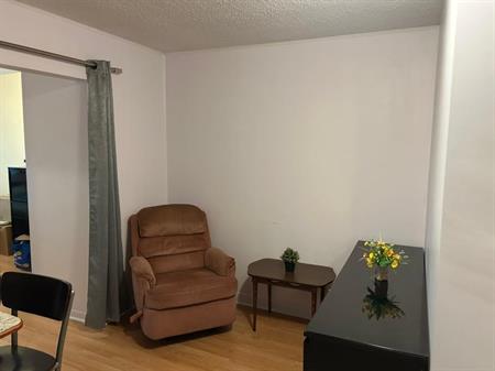 31/2 logement, très propre silencieux, climatisé tout compris.