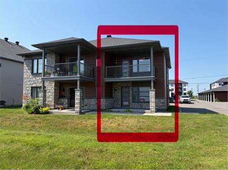 Saint-Charles-Borromée / Maison de ville avec garage privé