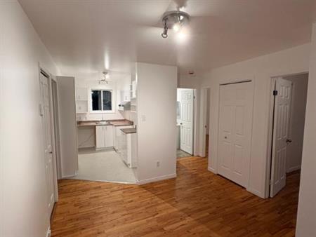 5 1/2 + entrée privée à louer