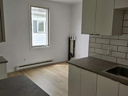 Magnifique 3½ rénové – Stationnement inclus – Disponible maintenant! - Beautifully Renovated 3½ Apartment – Parking Included 
