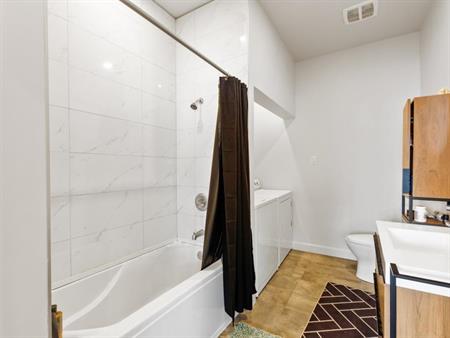 duplex entièrement rénové offre confort, modernité et emplacement stratégique. 🏢 4 ½ (2e étage)
