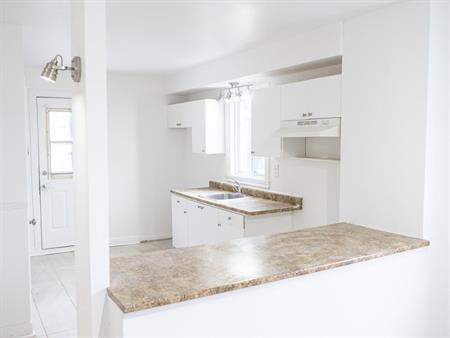 Beau 5 et demi MONTCALM 1550$ CHAUFFÉ STATIONNEMENT INCLUS