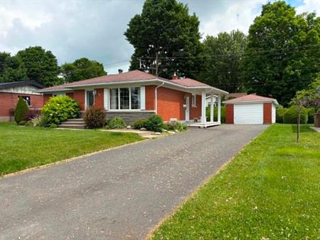 MAISON À LOUER DANS UN SECTEUR DE CHOIX À VICTORIAVILLE - SOIGNEUSEMENT ENTRETENUE - PRÈS DE TOUS LES SERVICES