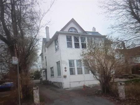 GRANDE MAISON MEUBLÉE OU NON FACE A L'EAU A VILLE LASALLE A PROXIMITÉ DE TOUT