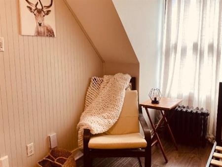 Prêt a vivre possibilité court terme ! 2 minutes du Cégep - meublé, wifi, chauffage inclus