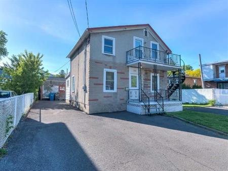 À LOUER – Grand 4½ semi-meublé avec terrasse, jardin et stationnement privé | Vieux-Longueuil — 1 700$/mois