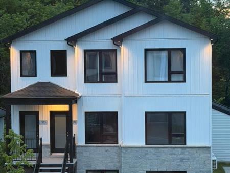 Appartement à louer dernier étage grand 5 1/2 a internet inclus