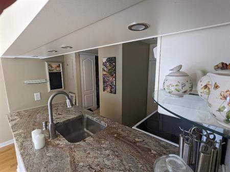 L’appartement 3 ½ dans le coin paisible, situé près de toutes les commodités, rue facile pour le stationnement, cinq minutes 