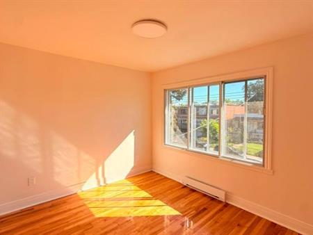 Superbe 5½ moderne à Montréal-Nord – Aire ouverte, îlot central, thermopompe
