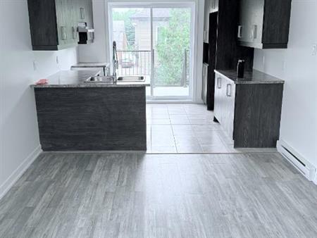 TRÈS GRAND 5½ NEUF (2022) 1 300 pi² Saint-Hubert | Disponible 1er août 1950$/mois