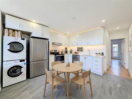 **Because You Deserve Renovated 4 1/2, TOP FLOOR, Metro Lasalle,Verdun**
