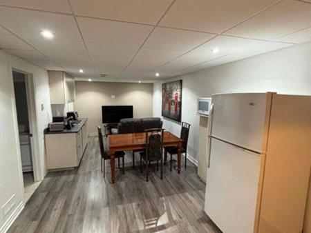 Chambre à louer (avec salon, espace pour cuisiner, salle à manger, salle de bain et espace semi meublé, entrée privée)