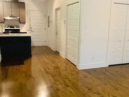 Add to my favourites Spacious condo au centre-ville avec un stationnement au garage intérieur à louer à partir du 20 juillet