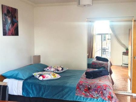 HAUT DE DUPLEX TOUT MEUBLÉ AVEC BALCON : HEC-UDEM-M°D'IBERVILLE