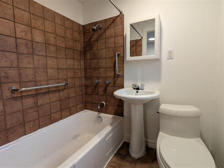 Immeuble - 548-558 King Est 3 1/2 Près De Tous Les Services