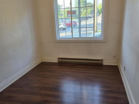 3 1/2 à Louer Tranquille Dans Un Triplex