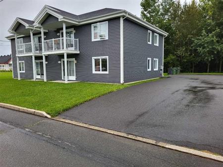 Grand 4 1/2 pieces au rez chaussé libre pour Aout ou Septembre