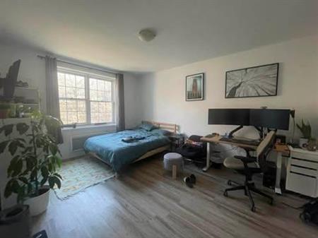 3 Bedrooms 1 Bath (5 1/2) apartment to rent in Côtes-des-neiges